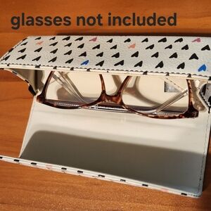 Fossil Three-Dimensional Eyeglass Case – Cream with Black & Multicolored Hearts